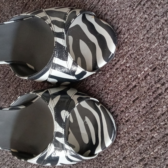🦓Manolo Blahnik🦓 - Gray/Black Zebra Print Leather D'Orsay Pumps - Picture 7 of 16